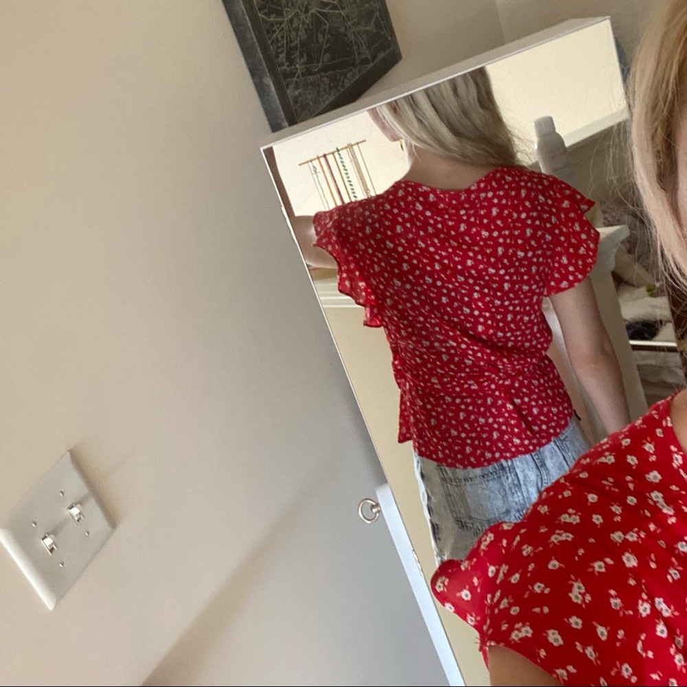 NWT Max studio red floral wrap top xs with ruffles - Picture 2 of 5